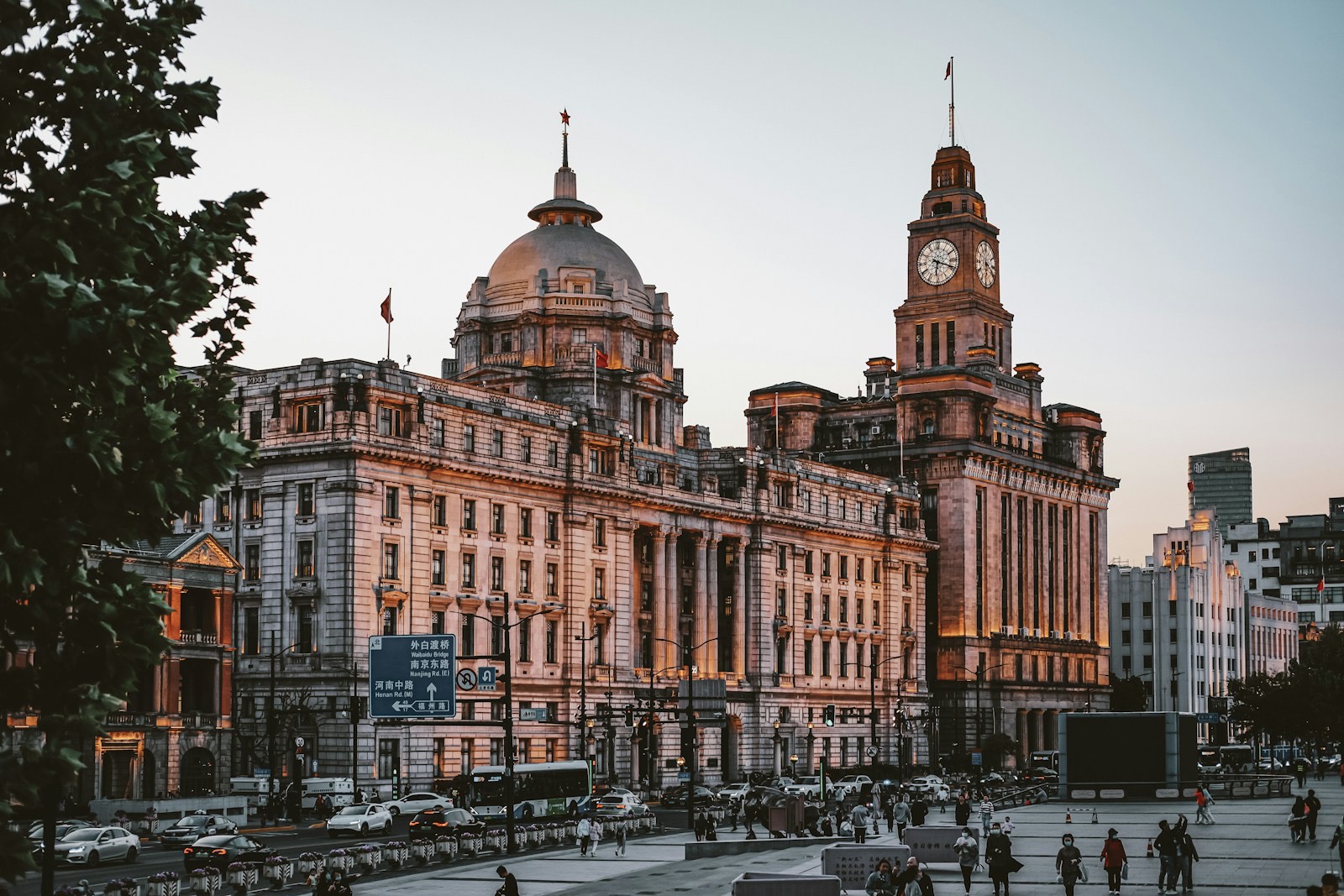 El paseo del Bund de Shanghái junto al río Huangpu con edificios coloniales