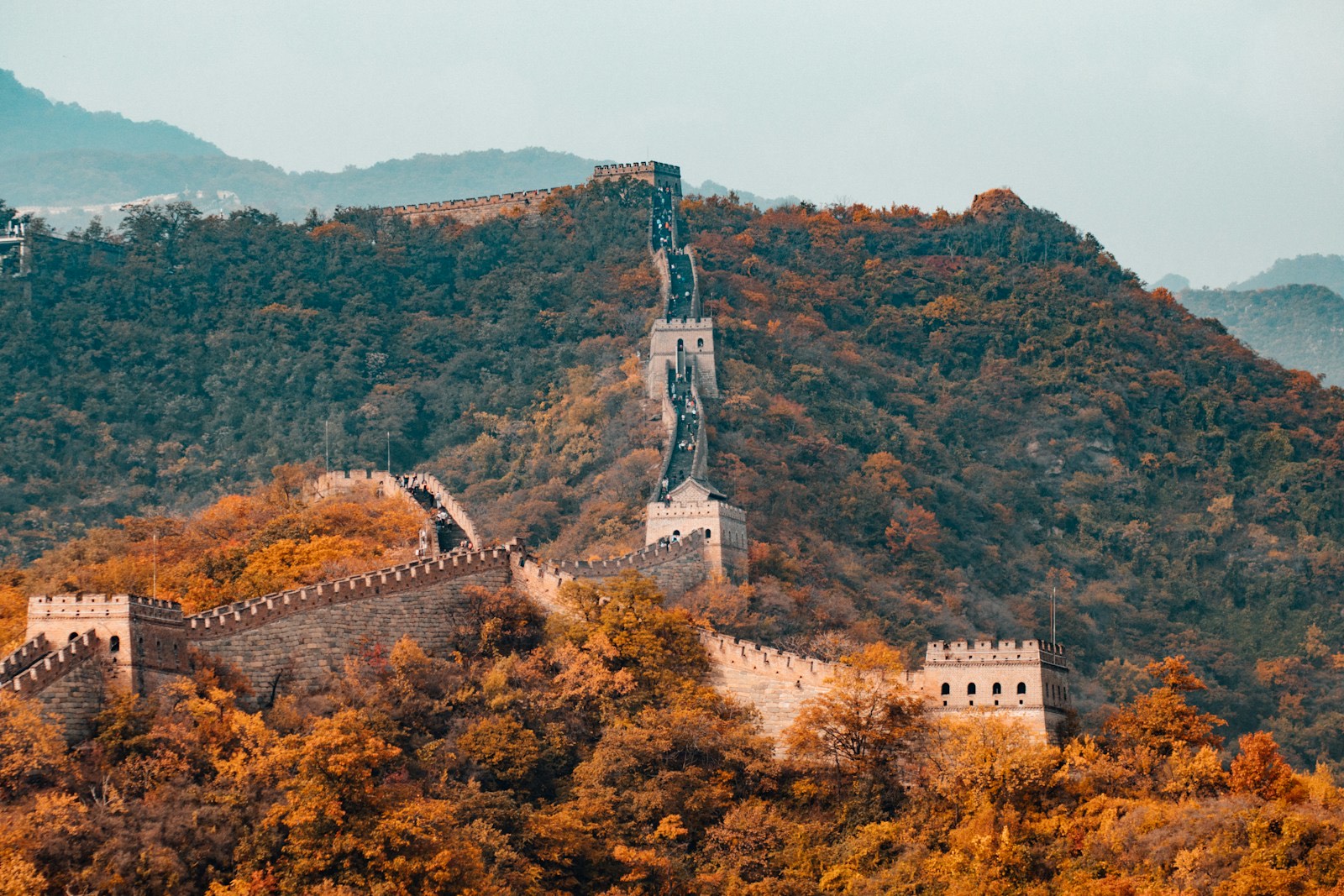 La Gran Muralla China serpenteando por la montaña en el tramo de Mutianyu