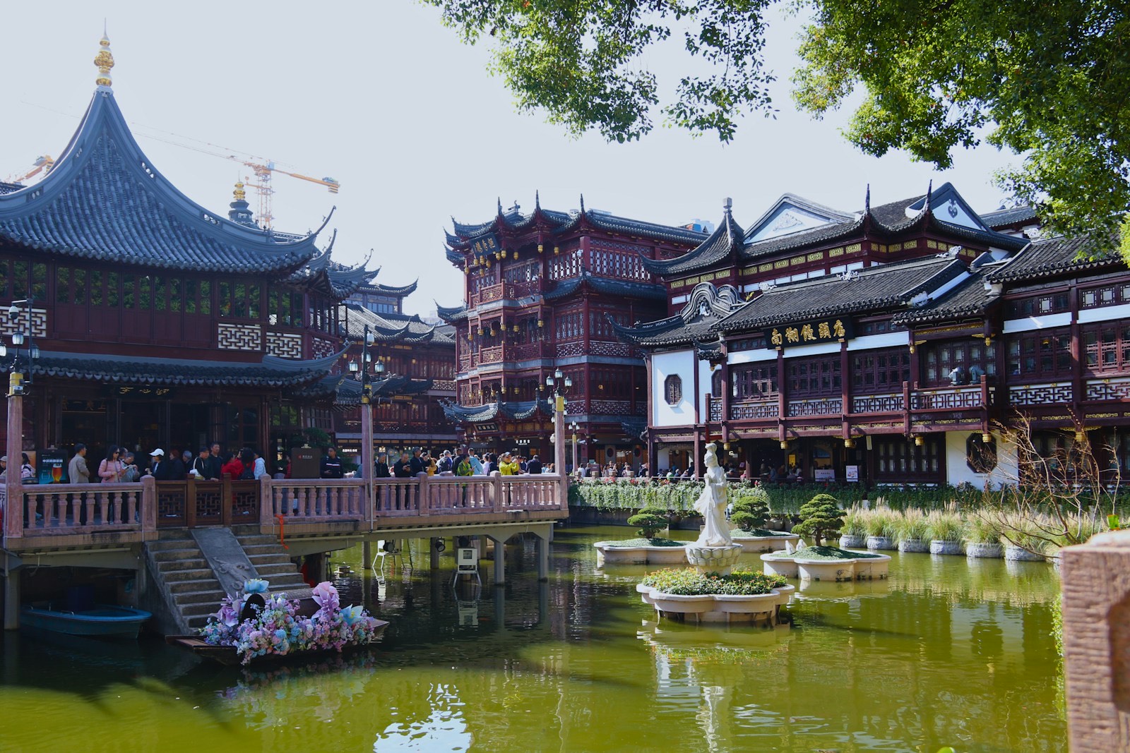 Arquitectura tradicional china con estanque y pabellones en el Jardín Yuyuan de Shanghái