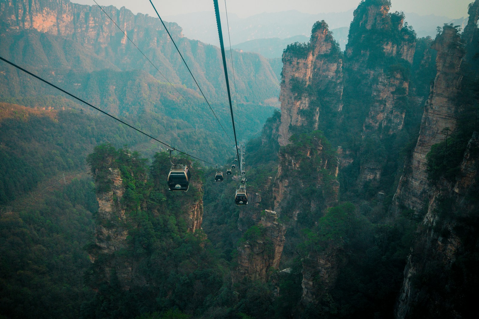 Teleféricos cruzando los pilares de roca de las montañas de Zhangjiajie