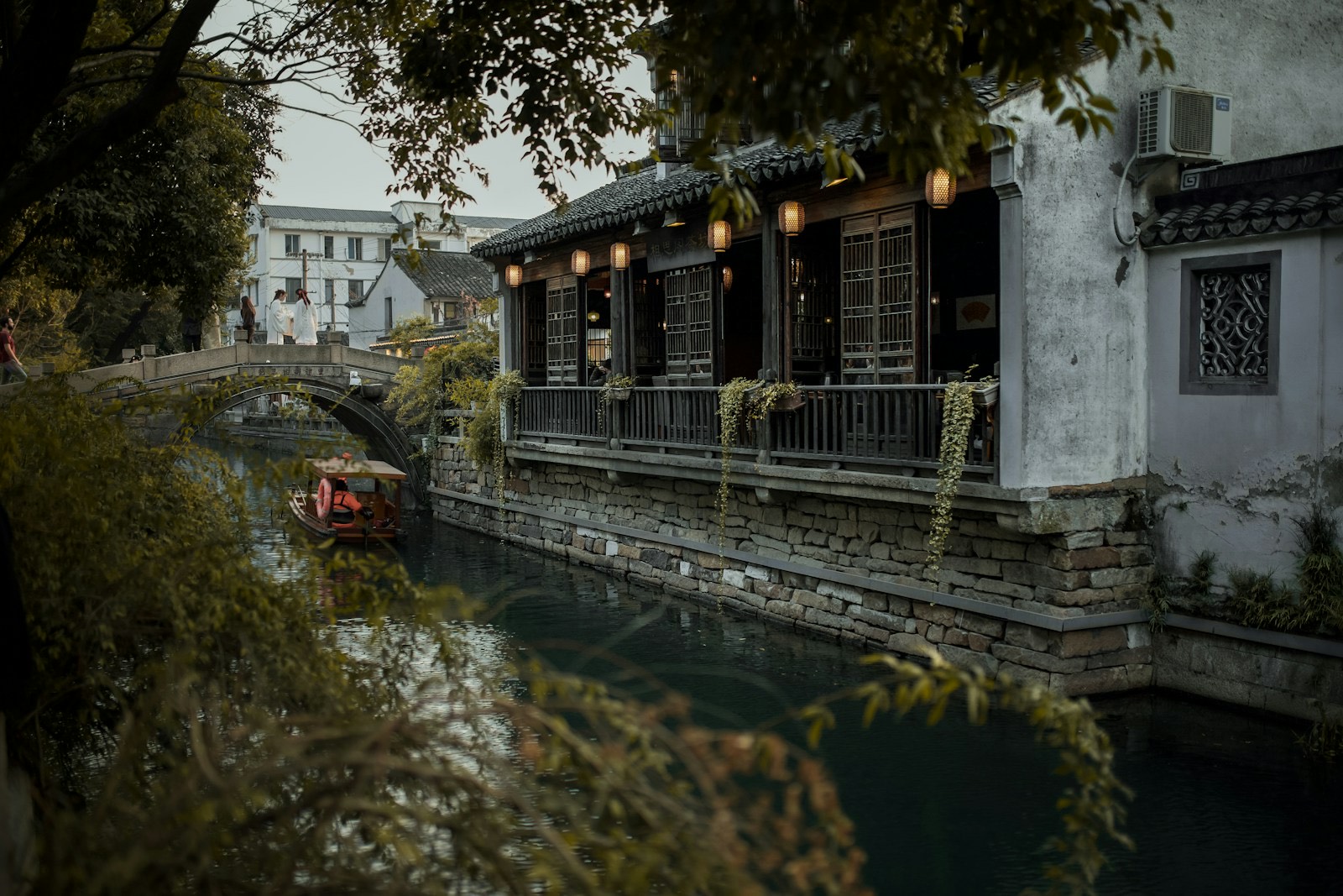 Casas antiguas junto a un canal en un pueblo de agua cerca de Shanghái