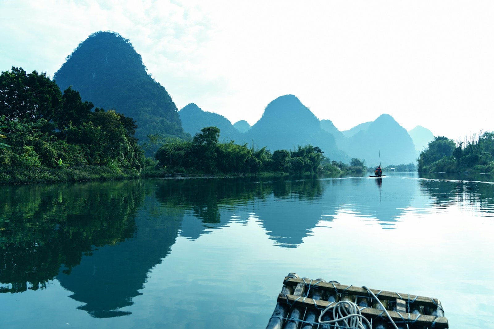 Barca navegando el río Li entre los picos kársticos de Guilin y Yangshuo